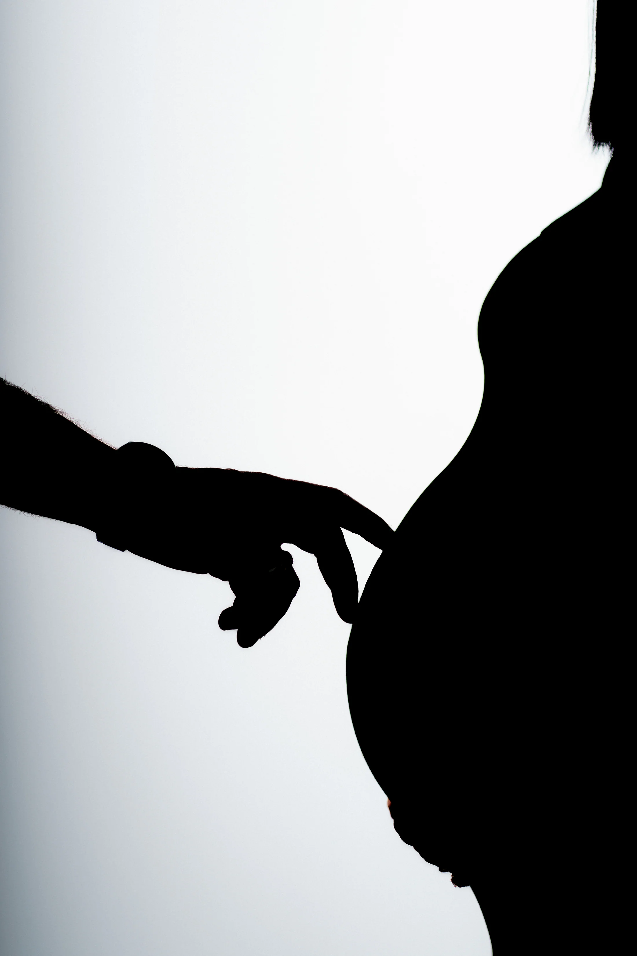 Portrait studio grossesse de Chloé en silhouette sur fond blanc - Photo par Yann Barthaux, photographe à Troyes