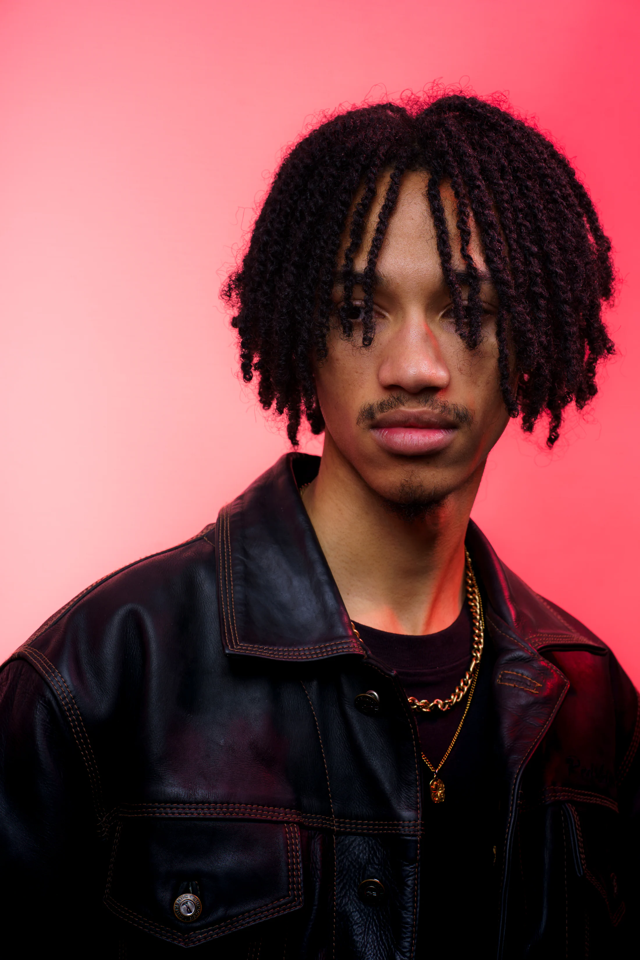 Portrait studio de Jules mettant en valeur des bijoux - Photo par Yann Barthaux, photographe Grand Est