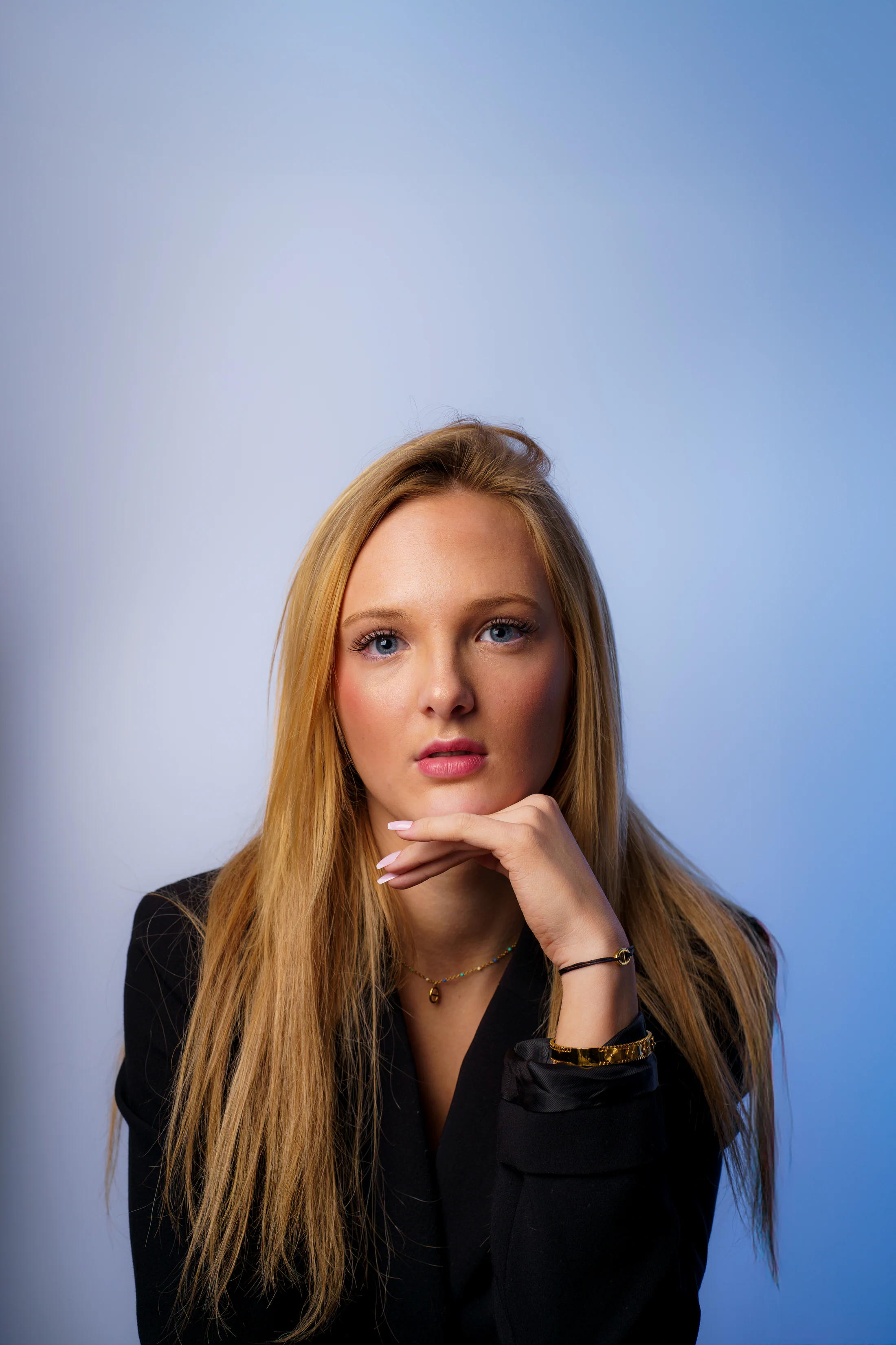 Portrait studio de Lisa (Candidate Miss Troyes Champagne Métropole) sur fond bleu