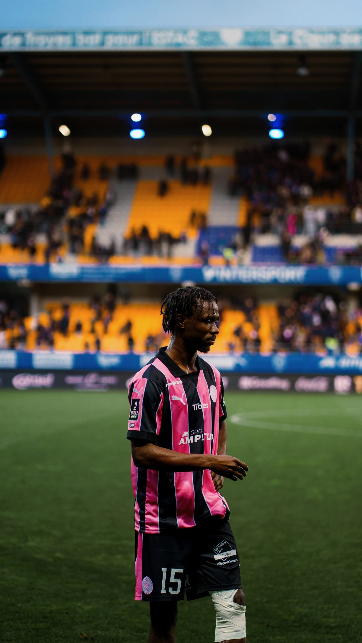 Joueur de l'ESTAC Troyes en action sur le terrain - Photo par Yann Barthaux, photographe Grand Est
