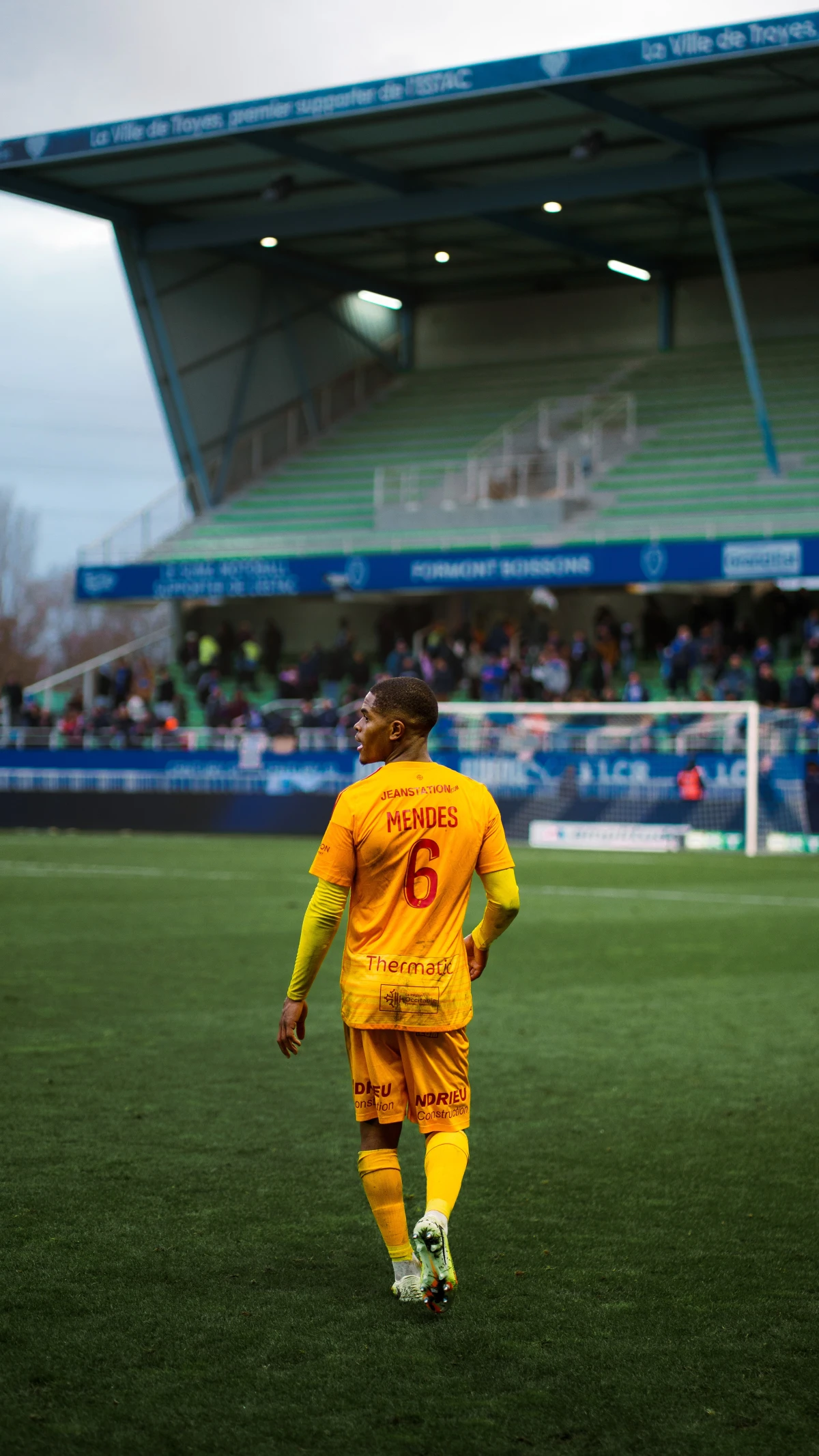 Joueur Mendes de Rodez lors du match contre l'ESTAC Troyes - Photo par Yann Barthaux, photographe dans l'Aube