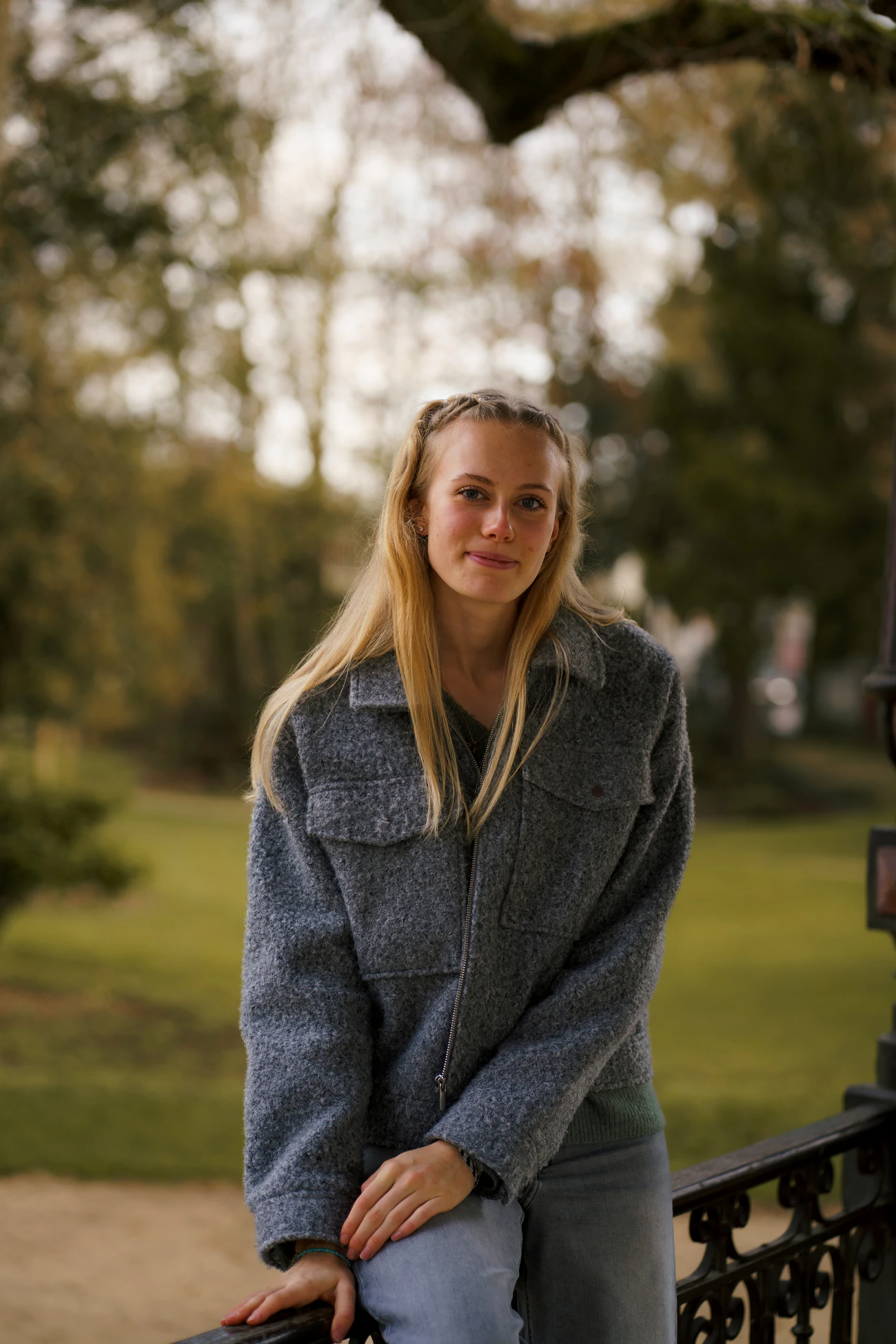Portrait de Cléa au parc à Troyes - Yann Barthaux photographe à Troyes