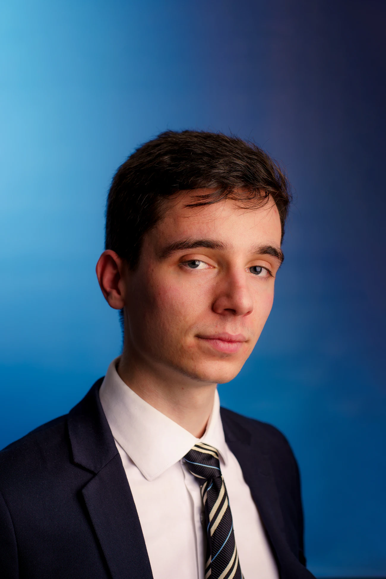 Portrait corporate de Jean sur fond bleu à Troyes - Yann Barthaux photographe à Troyes