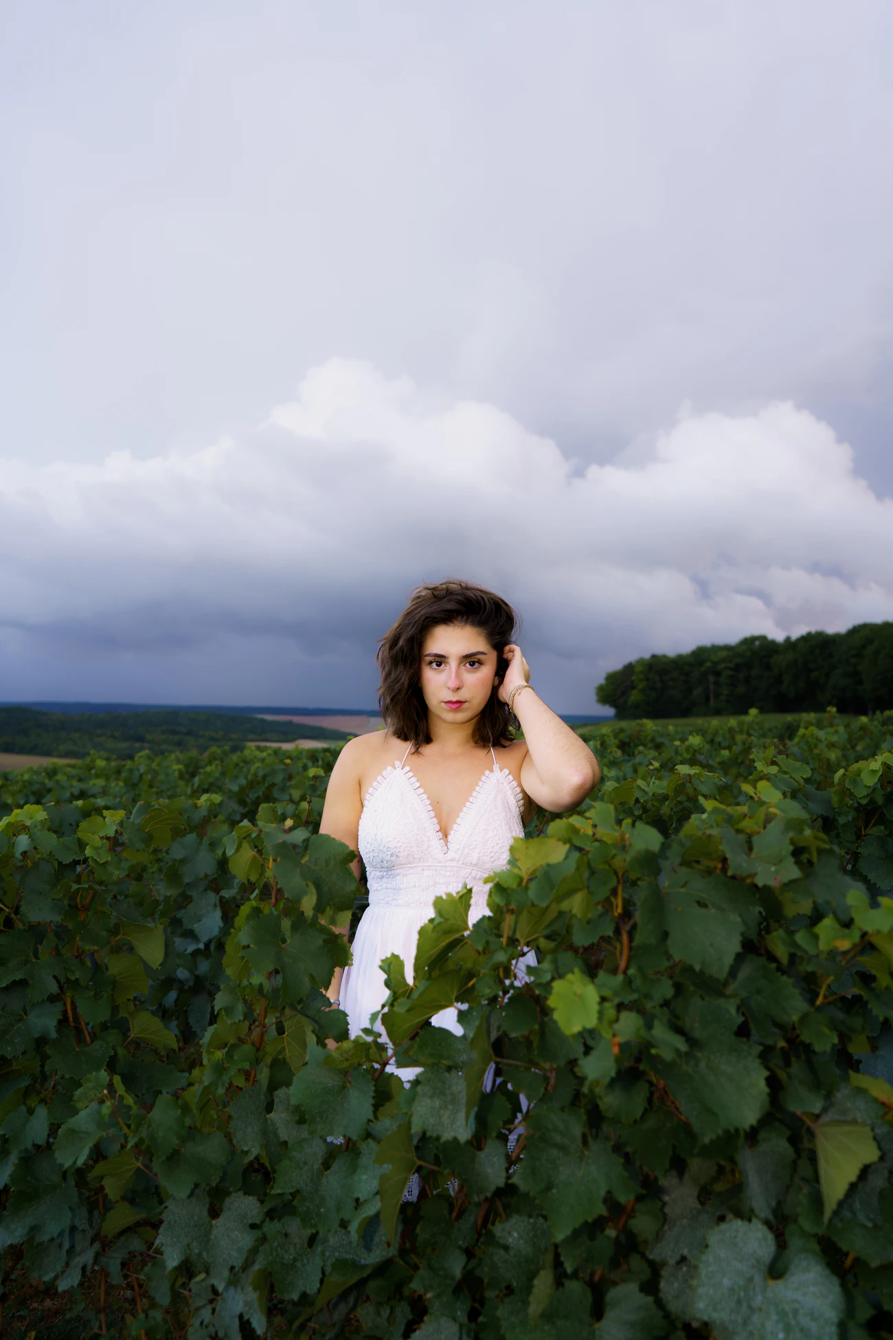 Portrait d'Elisabeth dans les vignes de Montgueux sous l'orage à Troyes - Yann Barthaux photographe Grand Est