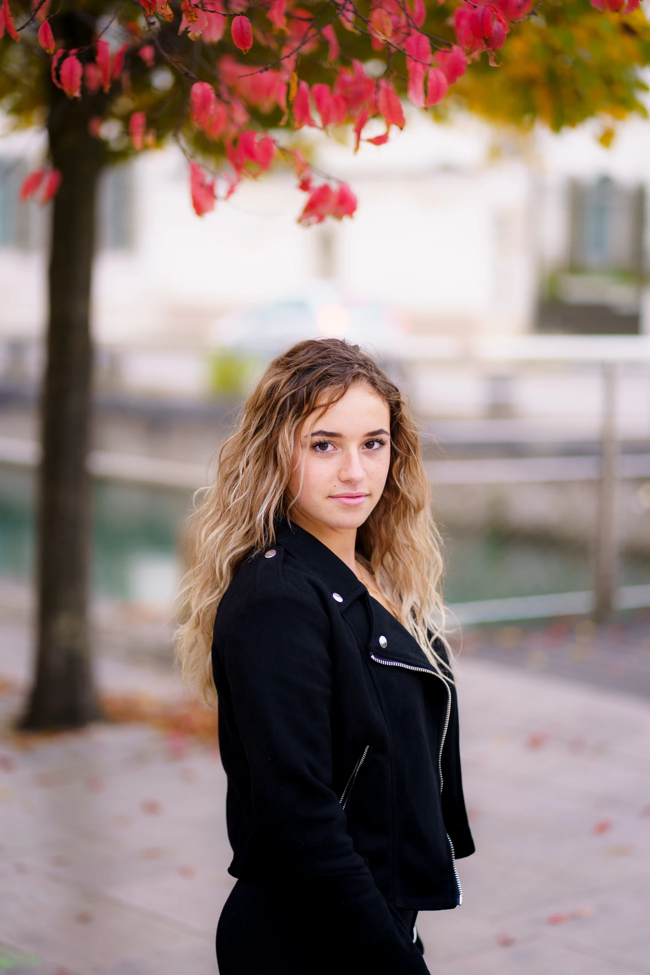 Portrait femme en extérieur en automne à Troyes - Yann Barthaux photographe dans l'Aube