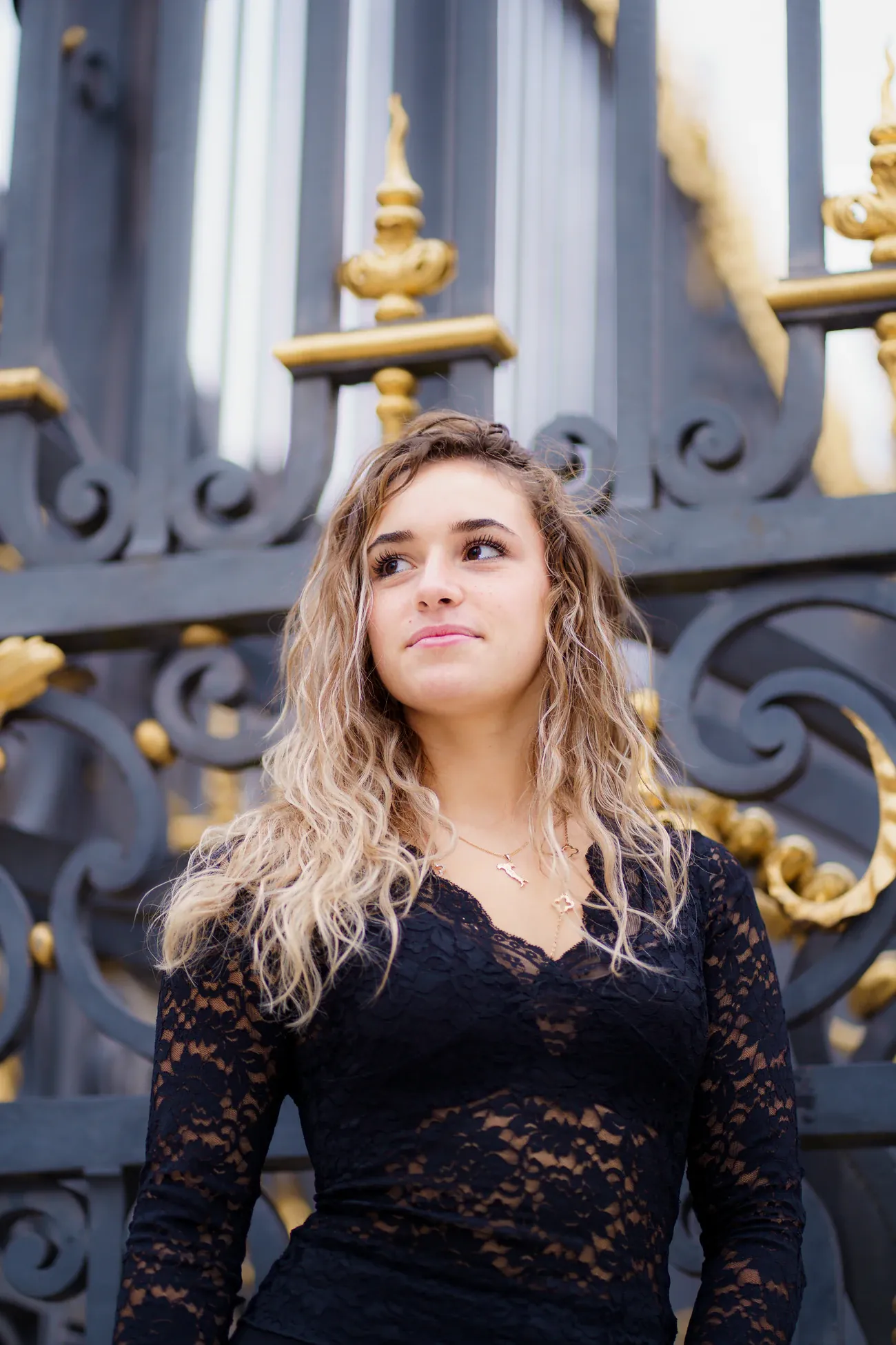 Portrait femme devant une porte en métal doré à Troyes - Yann Barthaux photographe à Troyes