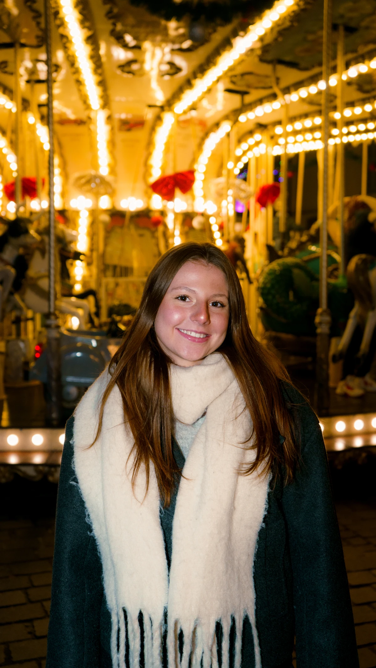 Portrait de Chloé au marché de Noël de Troyes avec les illuminations