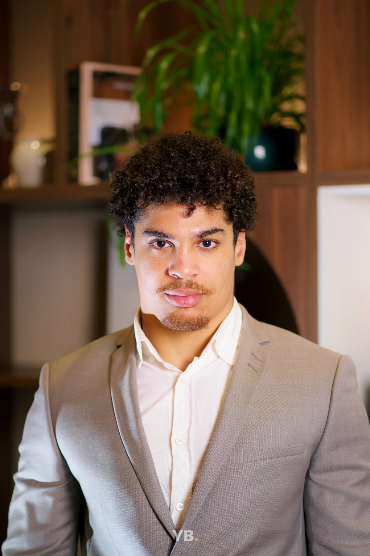 Portrait professionnel de Raphaël Monny lors d'une soirée networking - Photo par Yann Barthaux, photographe Grand Est