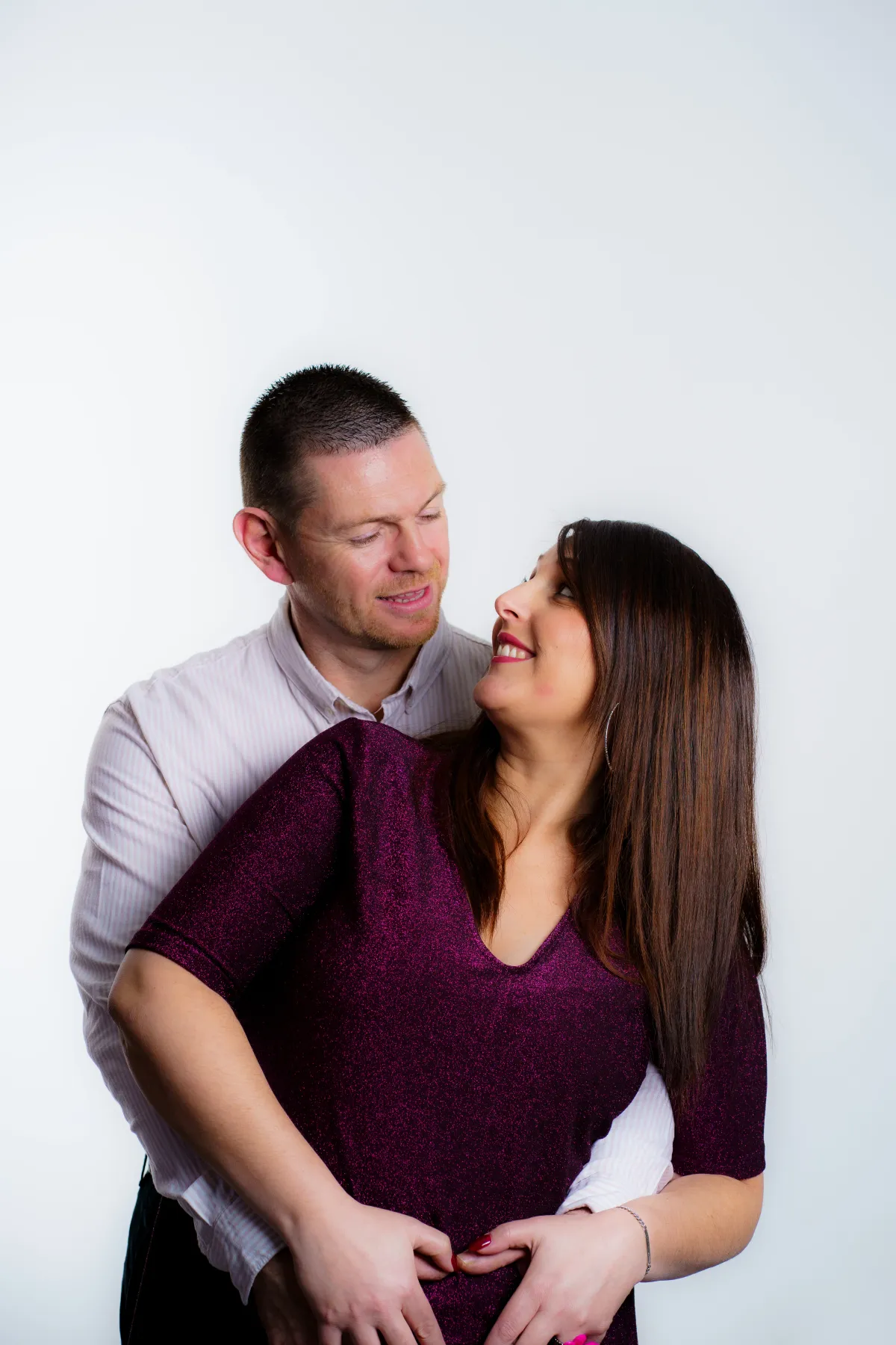 Couple complice enlacé en studio sur fond blanc - Photo par Yann Barthaux, photographe à Troyes