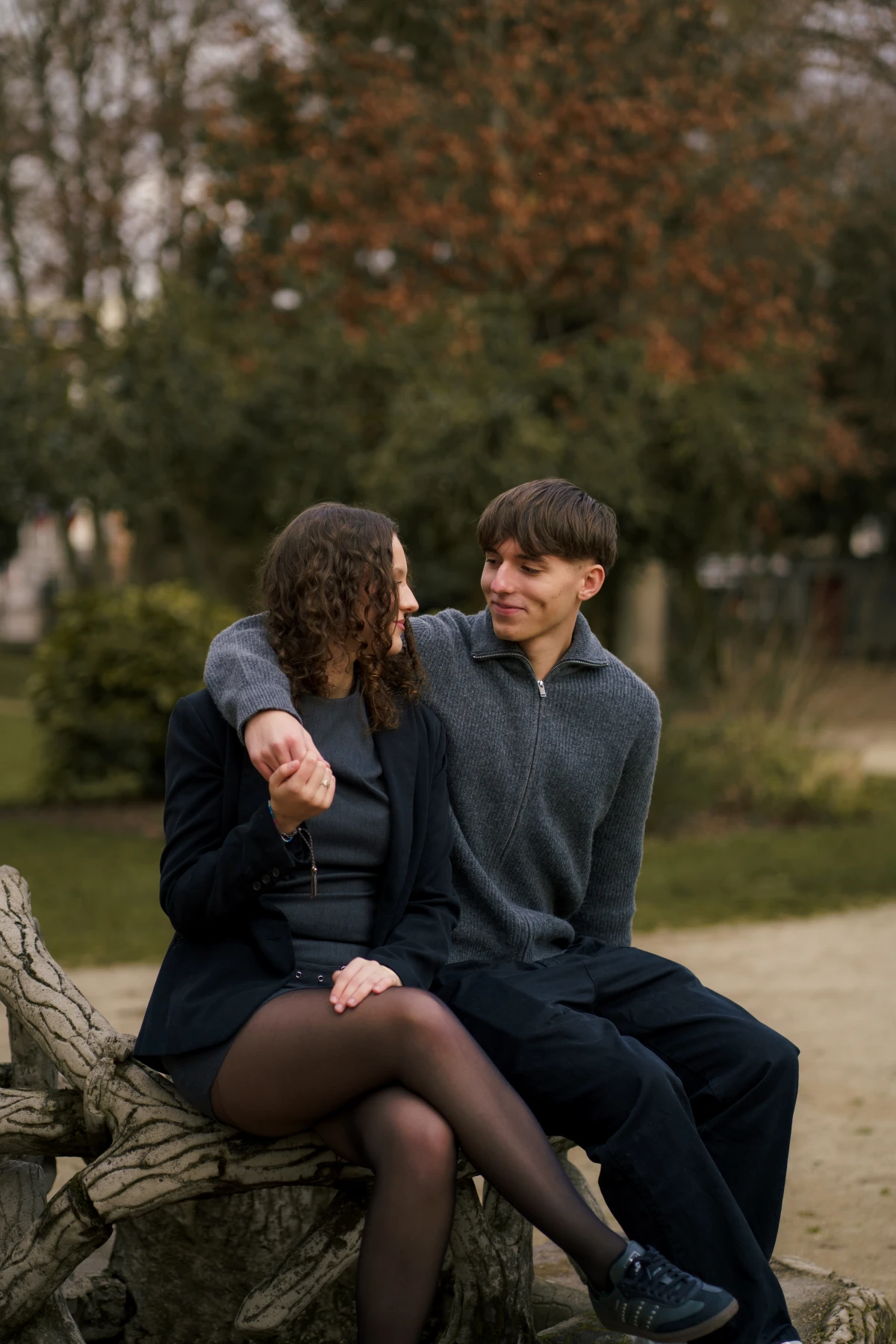 Moment complice entre Flore et Pierre lors de leur shooting à Troyes - Photo par Yann Barthaux, photographe dans l'Aube