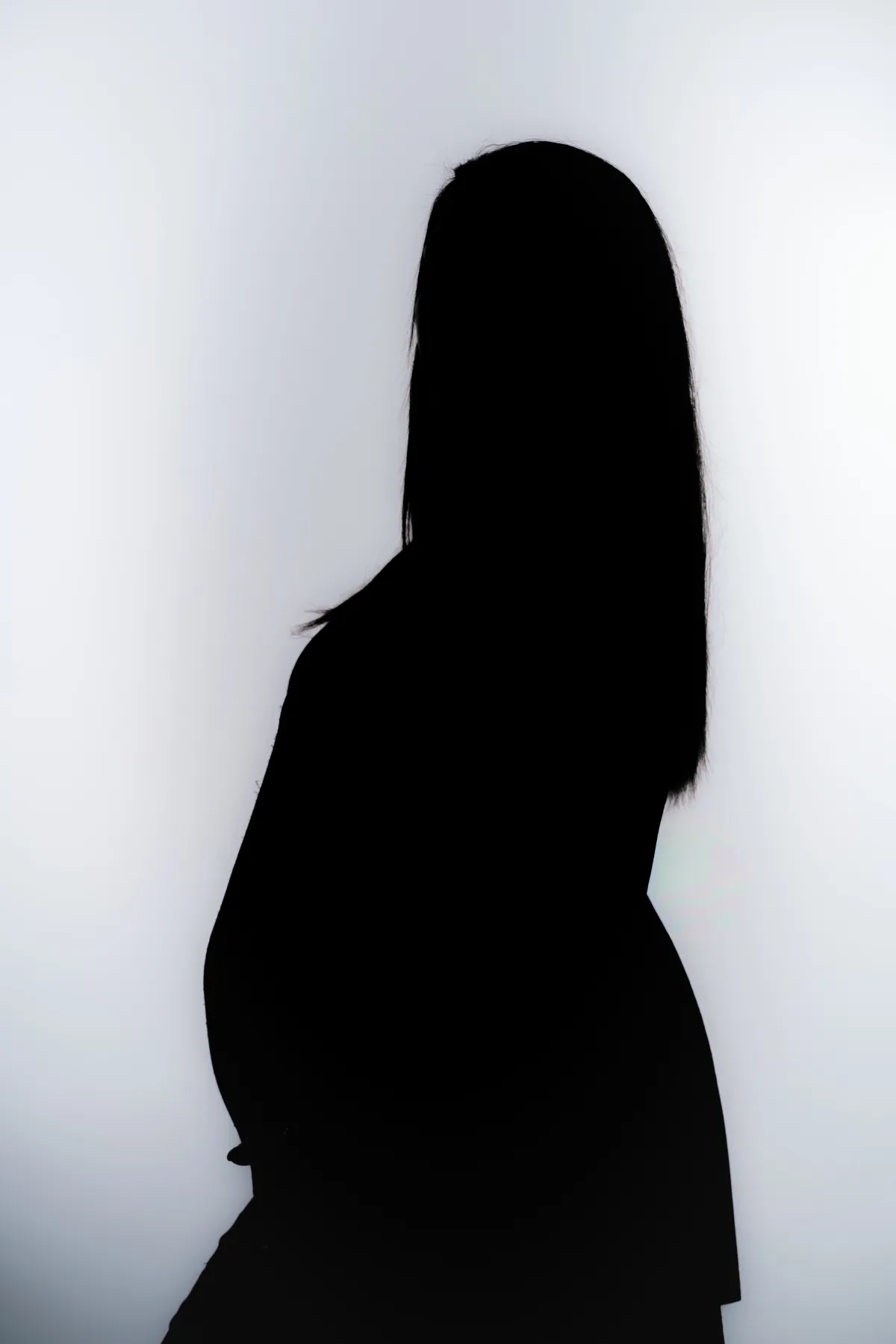 Silhouette de profil d'une femme enceinte sur fond blanc - Photo par Yann Barthaux, photographe Grand Est