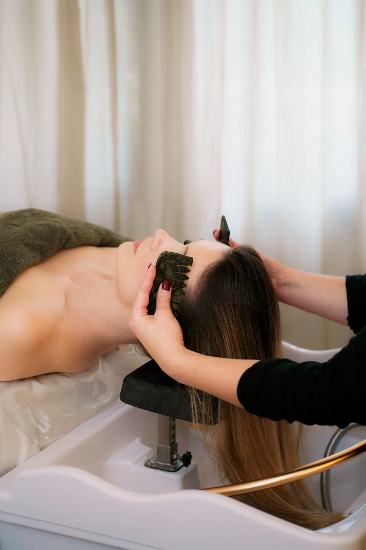 Massage du cuir chevelu avec peigne Gua Sha en jade - Photo par Yann Barthaux, photographe dans l'Aube