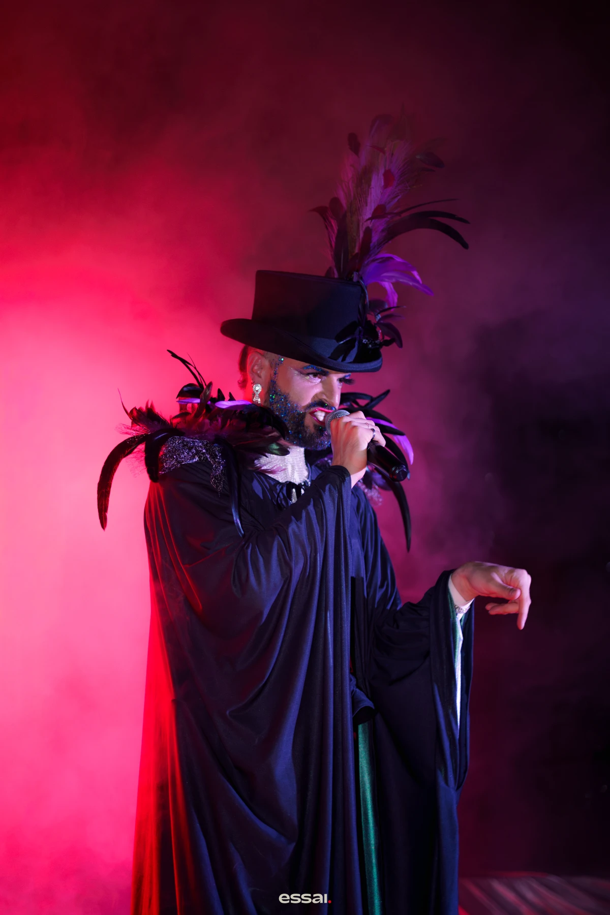 Artiste drag queen en costume lors d'un spectacle evenementiel - Photo par Yann Barthaux, photographe Grand Est